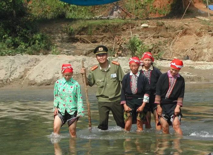 Nhà báo, Đại tá Vũ Kim Thành trong chuyến công tác cứu trợ đồng bào bị lũ lụt ở xã Phìn Ngan, huyện Bát Xát, tỉnh Lào Cai, năm 2004