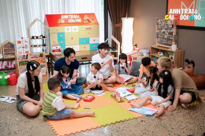 Những khoảnh khắc sinh hoạt chung của các thành viên trong chương trình