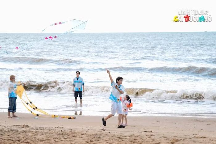 Hành trình của 4 nghệ sĩ và 6 em nhỏ được ghi lại qua nhiều hoạt động sinh hoạt, vui chơi