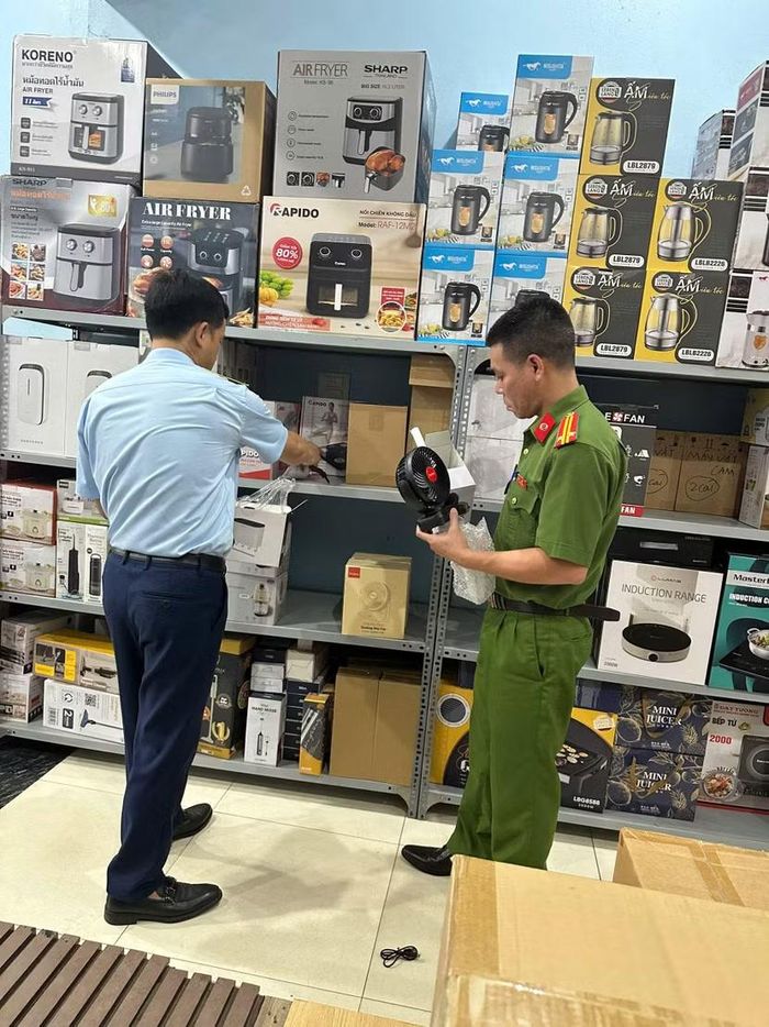 Lực lượng chức năng kiểm tra hộ kinh doanh Hoàn Hoa tại phường Phú Lương, TP. Hà Nội