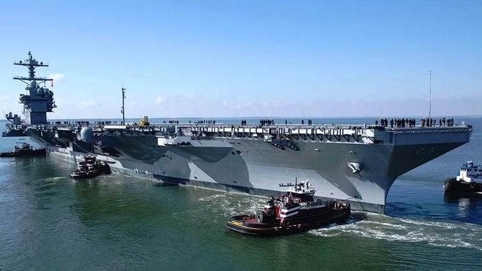 Các tàu sân bay lớp Ford còn được trang bị radar cảnh giới AN/SPQ-9B và Hệ thống Chiếu xạ Theo dõi Mk 9 tích hợp radar Mk 95.