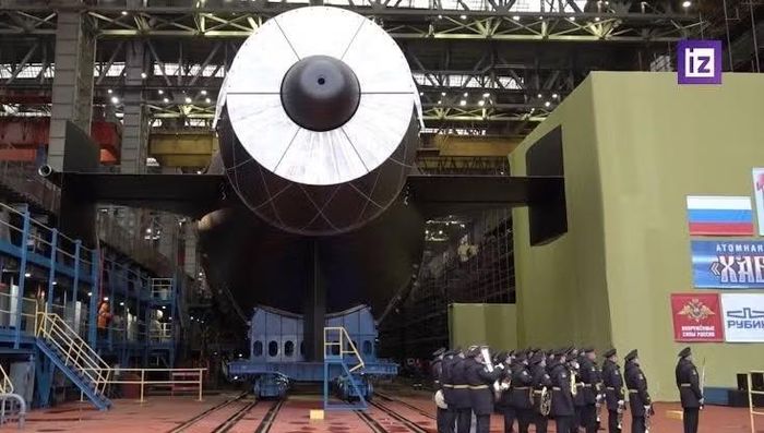 Khabarovsk được hạ thủy vào tháng 11/2025, chậm khoảng 6 năm so với kế hoạch, phản ánh cả sự phức tạp và thiết kế độc đáo của nó, cũng như những thách thức với tổ hợp công nghiệp quân sự Nga.