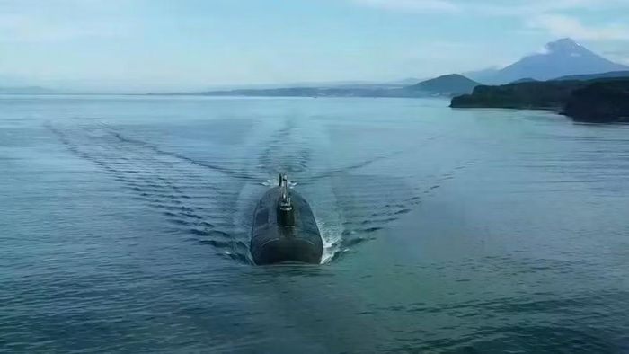 Tàu ngầm Khabarovsk được coi là "soái hạm" của dự án này. Tuy nhiên trước đó, vào tháng 7/2022, một tàu ngầm tấn công lớp Antey (NATO gọi là Oscar II) được cải tiến mạnh mẽ từ dự án 949A của Liên Xô, có tên là Belgorod, đã được đưa vào biên chế để thử nghiệm.
