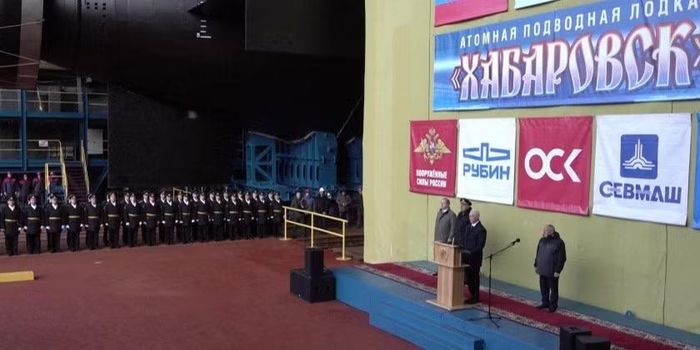 Tuy nhiên chiếc Belgorod chỉ được trang bị 4 bệ phóng cho ngư lôi hạt nhân Poseidon, so với 6 bệ phóng trên tàu ngầm Khabarovsk. Hơn nữa, hệ thống động lực và hệ thống ổn định của Khabarovsk vượt trội hơn hẳn so với các tàu cùng loại hàng chục năm.