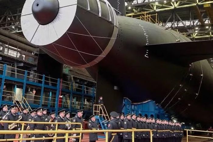 Tàu ngầm Khabarovsk được trang bị 6 bệ phóng cho ngư lôi Poseidon, nhằm cung cấp cho Nga một hệ thống vận chuyển vũ khí hạt nhân chiến lược bổ sung, hoạt động dưới nước thay vì theo quỹ đạo đạn đạo của tên lửa liên lục địa.