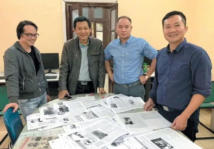 Trung tá Chu Quốc Dũng, Trưởng Ban Biên tập An ninh Thủ đô (ngoài cùng bên phải); Trung tá Đỗ Trần Quân, Phó Trưởng Ban Biên tập An ninh Thủ đô (thứ 2 từ phải sang) duyệt nội dung biên tập, chế bản trước khi chuyển nhà in