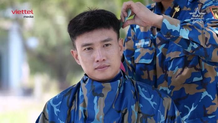 Diễn viên Quốc Trường cũng phải cắt ngắn thêm dù đã chủ động thay đổi kiểu tóc trước khi nhập ngũ.