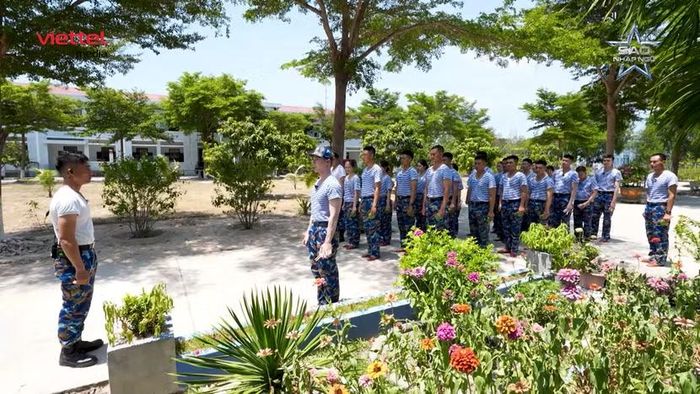Ca sĩ Erik bị nhắc nhở vì đến muộn.
