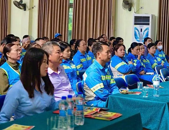 Cán bộ nhân viên thuộc Chi nhánh Mỹ Đức - Công ty TNHH MTV Môi trường - Đô thị Hà Nội tập trung theo dõi các nội dung tại lớp tuyên truyền.