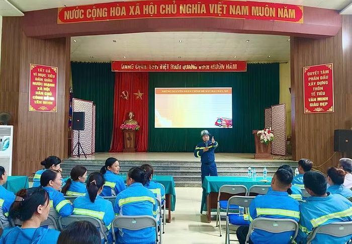 Báo cáo viên truyền tải các kiến thức trong công tác PCCC và CNCH tới toàn thể học viên.