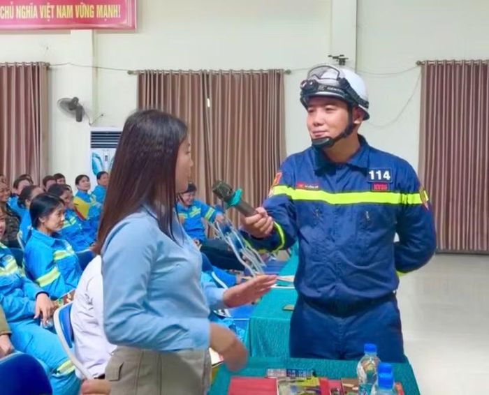 Tuyên truyền viên đặt câu hỏi tình huống đối với học viên gia buổi tuyên truyền đối với các tình huống cháy, nổ, tai nạn sự cố.