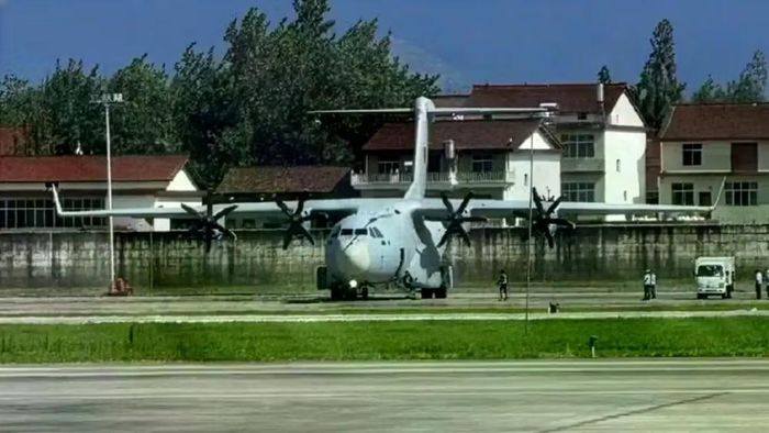 Chiếc máy bay này, trước đây được biết đến với tên gọi Y-30, hiện đã được đổi tên thành Y-15, như được chỉ ra bởi số hiệu seri "15001" của nguyên mẫu - một tên gọi đang ngày càng được nhắc đến nhiều trong các nguồn thông tin công khai.