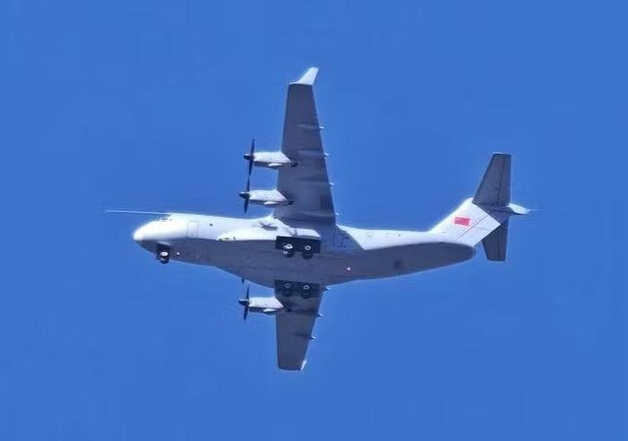 Mặc dù có vẻ ngoài tương tự như Airbus A400M, Y-15 dường như là một máy bay nhỏ hơn, thuộc một phân khúc khác về trọng lượng và đặc điểm kỹ thuật. Theo giới quan sát, nó có nhiều điểm tương đồng với C-130J của Mỹ và Y-9 của Trung Quốc hơn là A400M.
