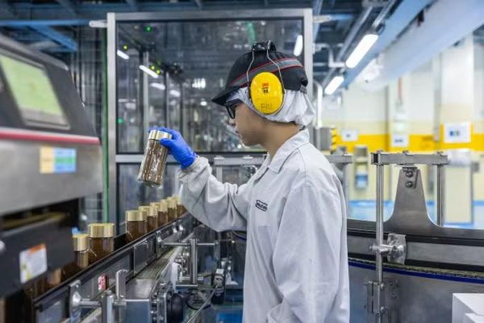Dây chuyền đóng gói cà phê hòa tan trong hũ thủy tinh (Jar Line) tại Nhà máy Nestlé Trị An, thành phố Đồng Nai