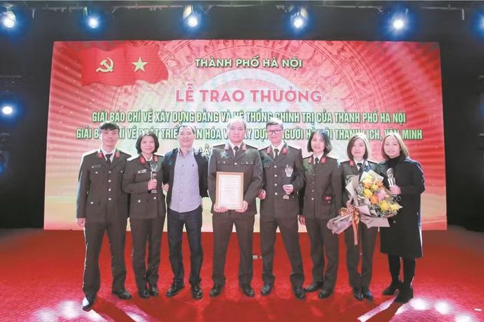 Nhóm tác giả An ninh Thủ đô đoạt giải A báo chí về “Xây dựng Đảng và hệ thống chính trị của thành phố Hà Nội” và giải A báo chí về “Phát triển văn hóa và xây dựng người Hà Nội thanh lịch, văn minh” lần thứ IV - năm 2021