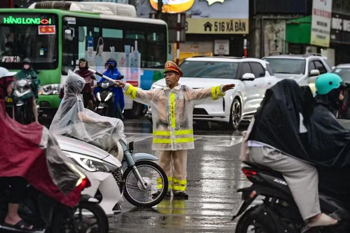 Tại nút giao Xã Đàn, áp lực giao thông cũng không kém. Lực lượng cảnh sát giao thông giữ nhịp các phương tiện để giao thông thông suốt
