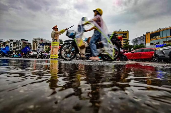 Ánh sáng yếu dần, những chiếc xe vụt qua cọp vào ống kính tạo thành ảo ảnh thị giác. Trọng tâm của bức hình vẫn là người cảnh sát nhẫn nại bám trụ.