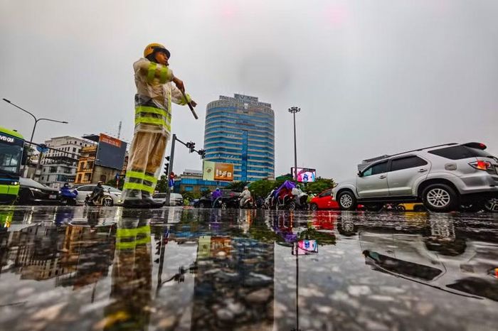 Hà Nội ngày 21-8 đón nhận nhiều cơn mưa từ sáng. Áp lực giao thông là rất lớn. Lực lượng Cảnh sát giao thông Thủ đô đã bố trí lực lượng rộng khắp để đảm bảo giao thông thông suốt