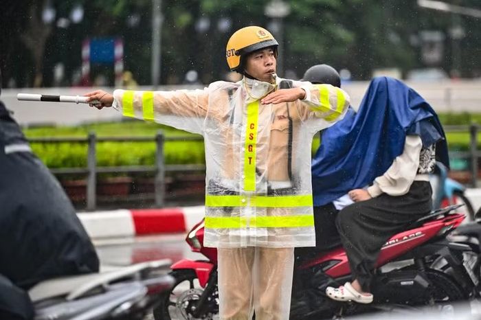Không chỉ vung gậy, có những thời điểm họ phải dùng chính cơ thể dang rộng để làm "cọc tiêu", ghìm bớt sự nôn nóng của những người phía sau vạch kẻ đường.