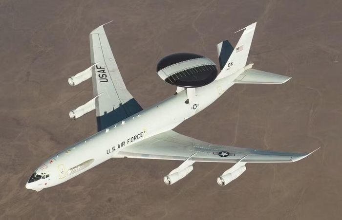 Cùng lúc đó, một máy bay chỉ huy - cảnh báo sớm trên không (AWACS) loại E-3 Sentry của NATO mang số hiệu đăng ký LX-N90445 đã hoạt động trên không phận các nước Baltic và Trung Âu.