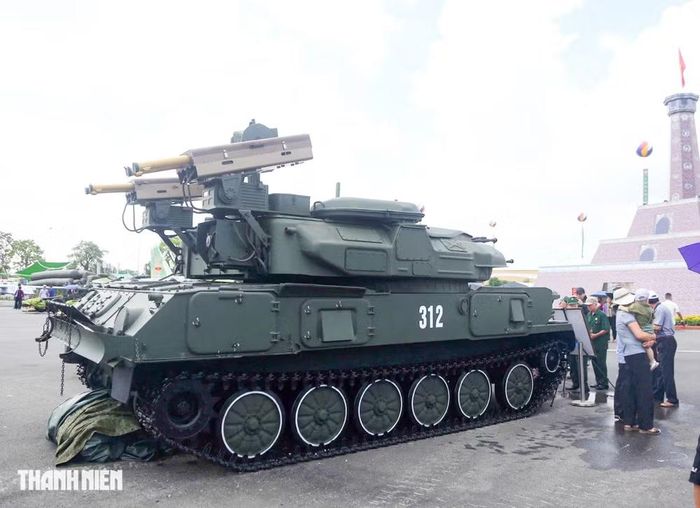 Dự kiến ​​kíp vận hành sẽ gồm 2 người, ngồi trong thân pháo phòng không tự hành được chế tạo trên khung gầm của xe chiến đấu bộ binh XCB-01 nặng 15 tấn.