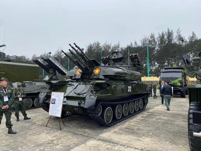 Sở dĩ kíp chiến đấu được rút gọn chỉ còn một nửa so với ZSU-23-4 Shilka đó là do khả năng tự động hóa được nâng cao, máy móc sẽ đảm nhiệm nhiều công việc trước đó do con người thực hiện.