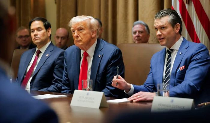 Tổng thống Donald Trump cũng bác bỏ lo ngại về thời gian triển khai kéo dài, nói rằng tàu sân bay USS Abraham Lincoln hoạt động "chưa đủ lâu".