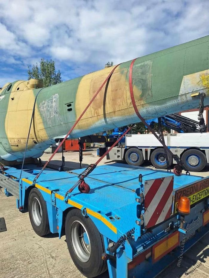 Bức ảnh về quá trình bàn giao trực thăng Mi-24 đã được trang LHSN.HU đăng tải, dành tặng cho Lữ đoàn trực thăng số 86 mang tên M. H. József Kis. Chiếc trực thăng được vận chuyển bằng xe tải dân sự, và Thổ Nhĩ Kỳ được cho là điểm đến nhằm thực hiện nâng cấp.