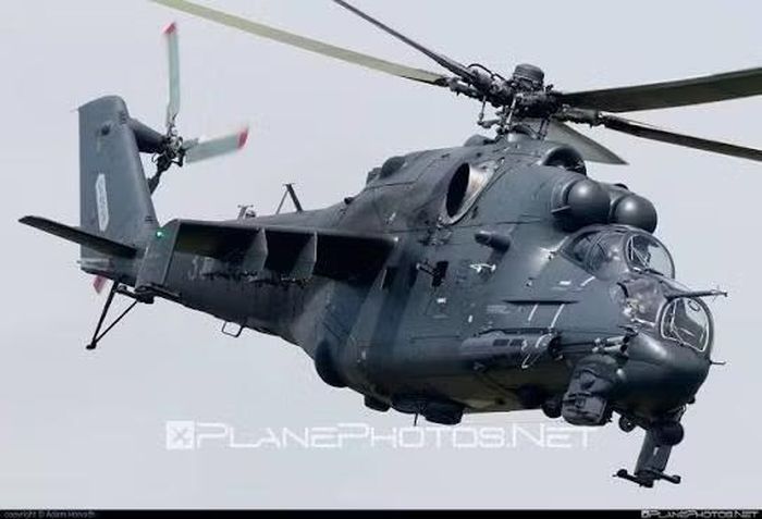 Sau đó phi đội được bổ sung bằng các máy bay Mi-24V cải tiến, và tới năm 1995, nước này nhận thêm trực thăng Mi-24 đã qua sử dụng từ Quân đội Cộng hòa Dân chủ Đức cũ theo cách hoàn toàn miễn phí.