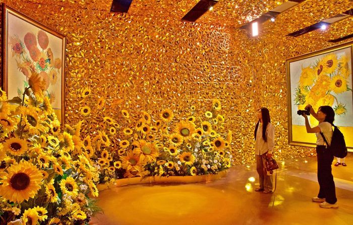 Không gian đa giác quan đưa những kiệt tác của Van Gogh đến gần công chúng bằng ánh sáng, âm thanh và công nghệ trình chiếu hiện đại. Ảnh: P. Sỹ.