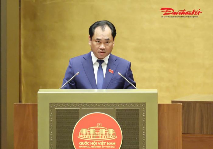 Bộ trưởng Bộ Nông nghiệp và Môi trường Trịnh Việt Hùng trình bày Tờ trình về định hướng chính sách sửa đổi Luật Đất đai năm 2024. Ảnh: Quang Vinh