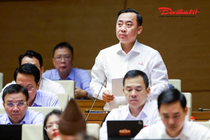 Đại biểu Đào Chí Nghĩa, đoàn Cần Thơ phát biểu. Ảnh: Quang Vinh