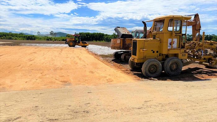 Nhân công, thiết bị máy móc phục vụ khởi công Dự án đầu tư xây dựng và kinh doanh kết cấu hạ tầng KCN Tam Anh 1. Ảnh: Nguyễn Tín.