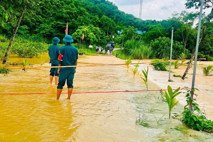 Lực lượng chức năng căng dây, hạn chế người dân đi qua khu vực nguy hiểm. Ảnh: CAVD