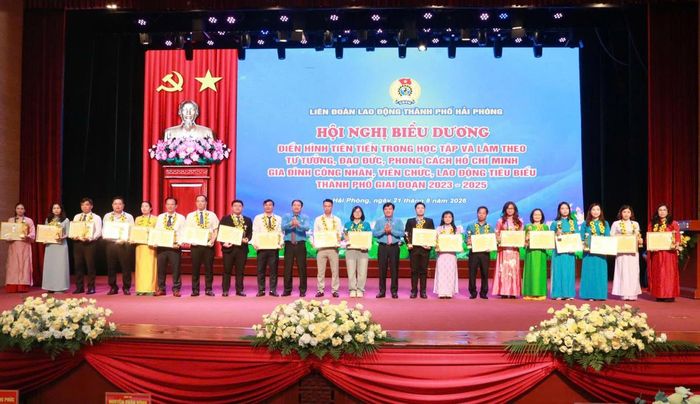  Ông Nguyễn Xuân Hùng, Phó Chủ tịch Tổng LĐLĐ Việt Nam và ông Nguyễn Anh Tuân, Chủ tịch LĐLĐ TP Hải Phòng trao Bằng khen cho các tập thể, cá nhân tiêu biểu trong học tập và làm theo tư tưởng, đạo đức, phong cách Hồ Chí Minh. Ảnh: VD. 