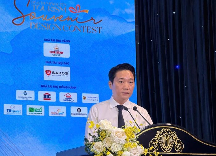Ông Lê Trương Hiền Hòa - Phó Giám đốc Sở Du lịch TPHCM phát động cuộc thi thiết kế quà tặng lưu niệm du lịch thành phố năm 2026. Ảnh: H.T