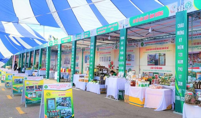 Một góc trưng bày, giới thiệu sản phẩm OCOP, sản phẩm công nghiệp-nông thôn tiêu biểu tại công viên hồ Nguyễn Du. Ảnh: Nguyễn Tín.