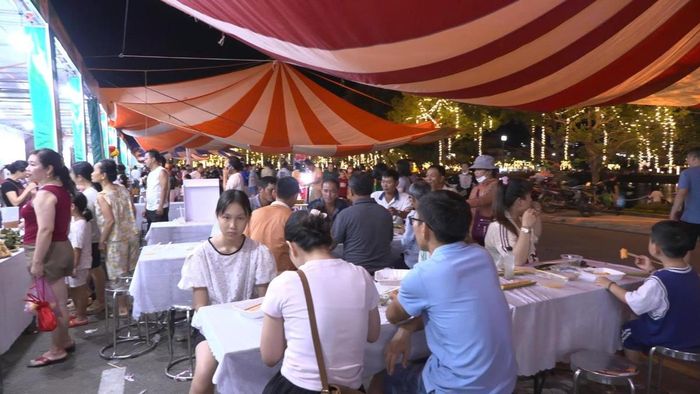 Người dân và du khách thưởng thức các món ăn tại khu trưng bày sản vật. Ảnh: Nguyễn Tín.
