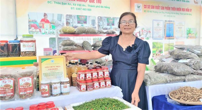 Các gian hàng trưng bày nhiều sản vật quê hương. Ảnh: Nguyễn Tín.