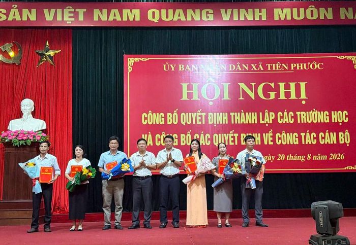 Xã Tiên Phước trao quyết định về công tác cán bộ tại các trường mới thành lập. Ảnh: ĐT.