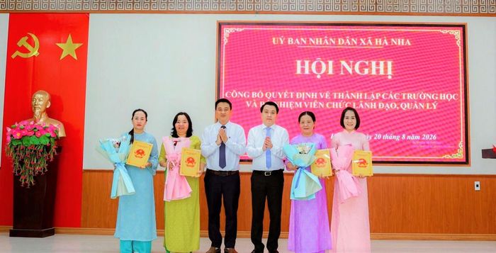 Lãnh đạo xã Hà Nha trao quyết định bổ nhiệm 4 hiệu trưởng của 4 trường mới thành lập. Ảnh: Hà Nha.