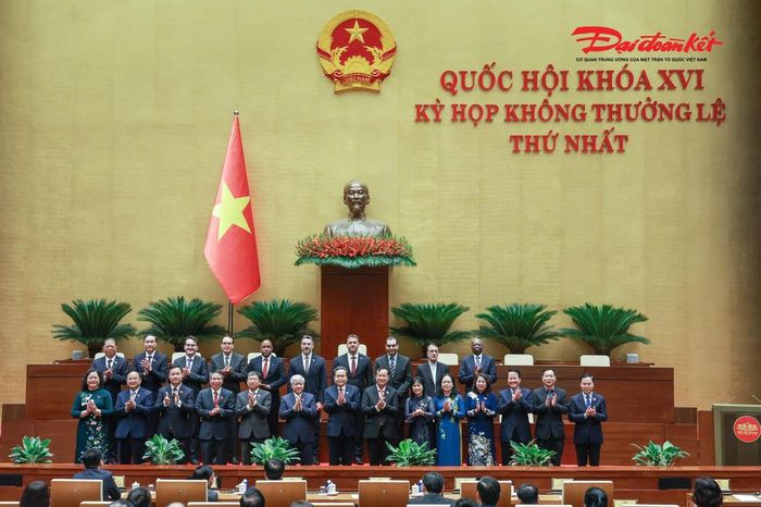 Chủ tịch Quốc hội Trần Thanh Mẫn với thành viên Tổ chức Nghị sĩ hữu nghị Việt Nam của Quốc hội khóa XVI và đại biểu quốc tế. Ảnh: Quang Vinh