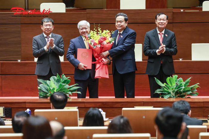 Chủ tịch Quốc hội Trần Thanh Mẫn trao Nghị quyết, tặng hoa cho Đoàn Chủ tịch Tổ chức Nghị sĩ hữu nghị Việt Nam của Quốc hội khoá XVI. Ảnh: Quang Vinh