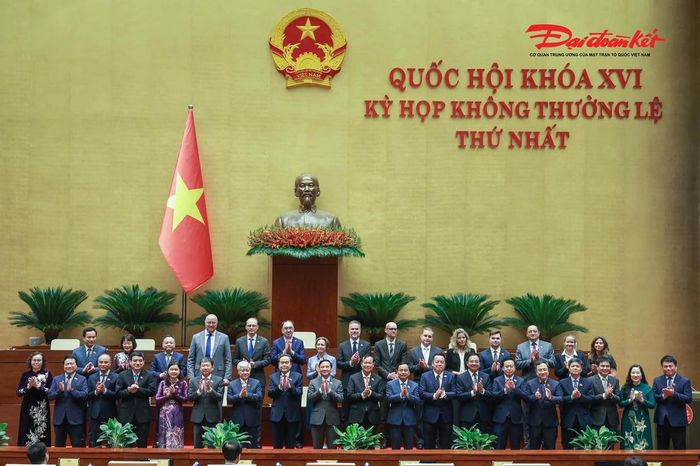 Chủ tịch Quốc hội Trần Thanh Mẫn với thành viên Tổ chức Nghị sĩ hữu nghị Việt Nam của Quốc hội khóa XVI và đại biểu quốc tế. Ảnh: Quang Vinh