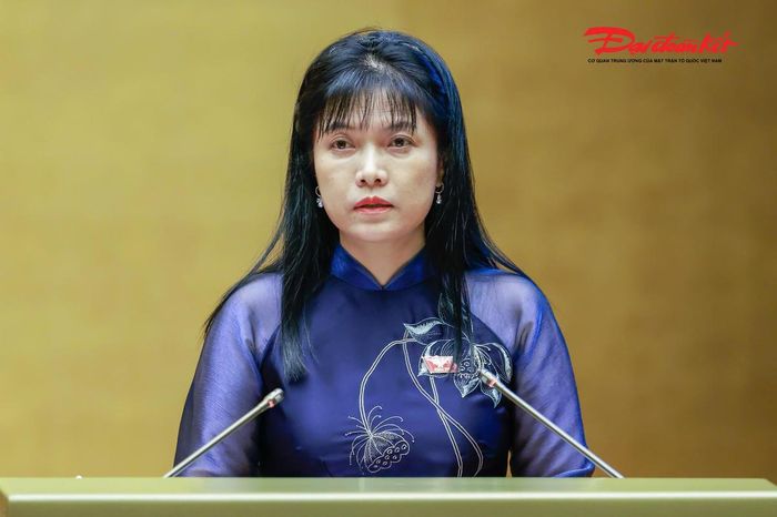 Phó Chủ nhiệm Ủy ban Công tác đại biểu Tạ Thị Yên công bố Nghị quyết của Ủy ban Thường vụ Quốc hội về việc thành lập Tổ chức Nghị sĩ hữu nghị Việt Nam của Quốc hội khoá XVI. Ảnh: Quang Vinh