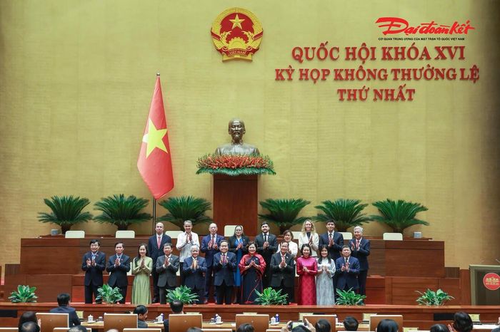 Chủ tịch Quốc hội Trần Thanh Mẫn với thành viên Tổ chức Nghị sĩ hữu nghị Việt Nam của Quốc hội khóa XVI và đại biểu quốc tế. Ảnh: Quang Vinh.