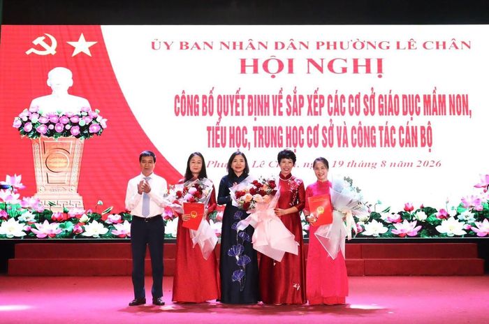 Lãnh đạo phường Lê Chân, TP Hải Phòng trao Quyết định và tặng hoa cho Ban Giám hiệu Trường Mầm non Kim Đồng. Ảnh: CTV. 