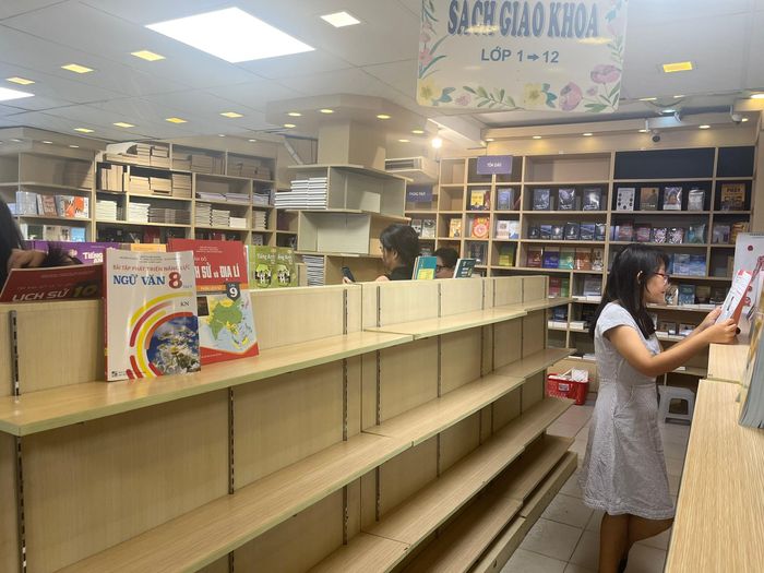 Kệ SGK trống trơn tại một nhà sách trên đường Nguyễn Thị Minh Khai. Hình ảnh được ghi nhận vào chiều 20/8. Ảnh: T.A.