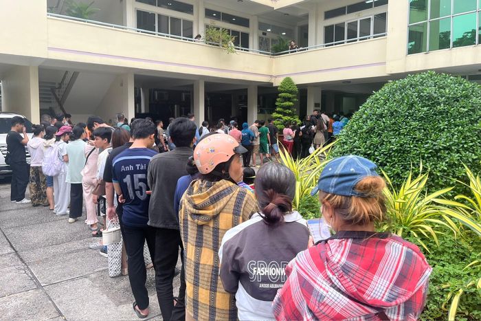 “Em mua sách bộ hay sách lẻ? Sách bộ thì xếp vào đây, sách lẻ thì qua quầy kia mua nhanh hơn”.