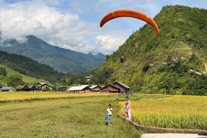 Du khách bay trên những thửa ruộng bậc thang ở Sa Pa.